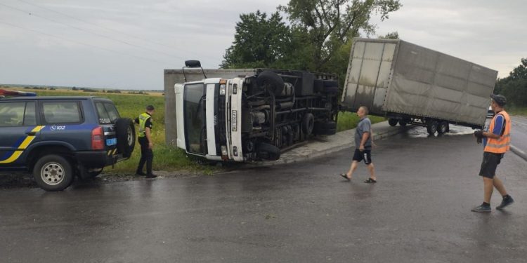 Повалені дерева й села без світла: наслідки стихії на Тернопільщині оприлюднили рятувальники
