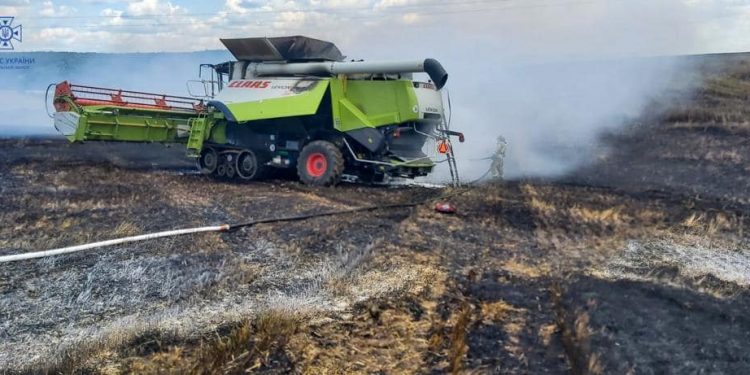 Комбайн спалахнув посеред поля на Чортківщині