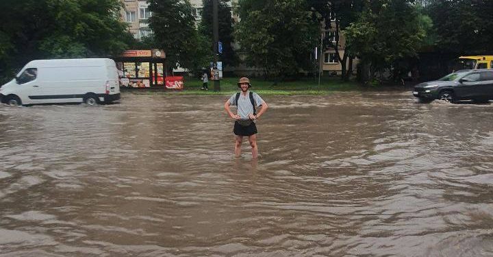 Тернопіль “поплив”: місто накрила негода