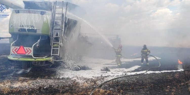 Комбайн спалахнув посеред поля на Чортківщині