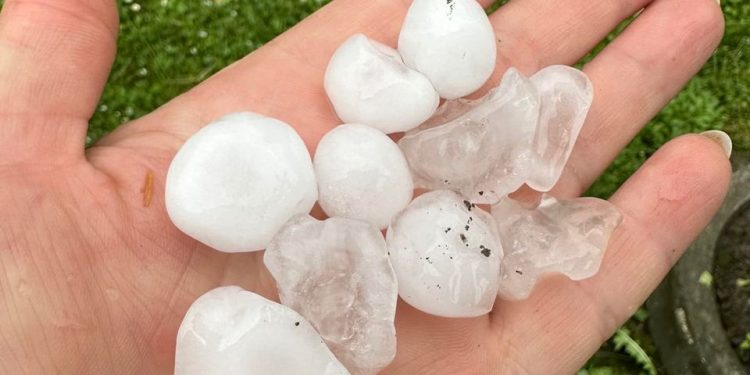 Вирувала негода: на Тернопільщині злива та град накоїли збитків та знеструмили населені пункти