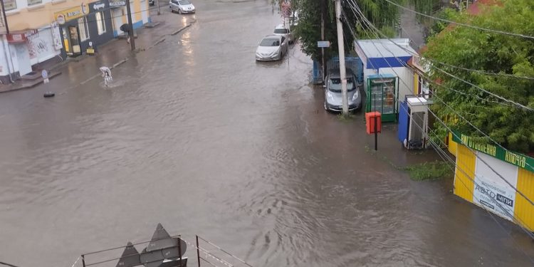 Тернопіль “поплив”: місто накрила негода