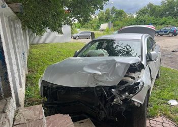 Водії легковика в’їхав в електроопору на Тернопільщині