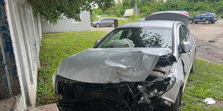 Водії легковика в’їхав в електроопору на Тернопільщині