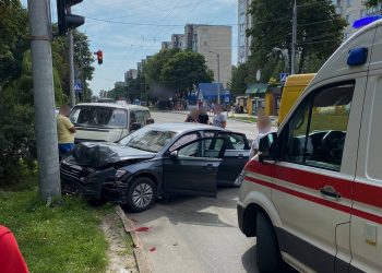 Розтрощене авто посеред дороги: на “Східному” сталася аварія