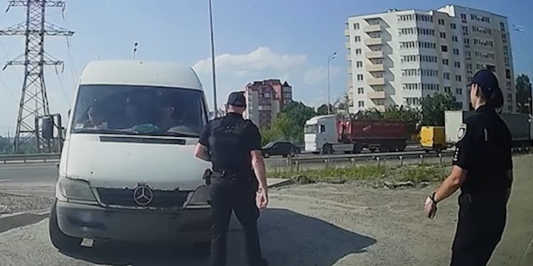 Водія, який їздив без документів і хотів втекти від поліції, перевірили у військкоматі