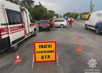 Автівка посеред дороги: аварія на Микулинецькій