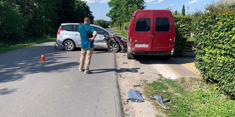 Неподалік Тернополя легковик в’їхав в автомобіль, де перебувало троє дітей