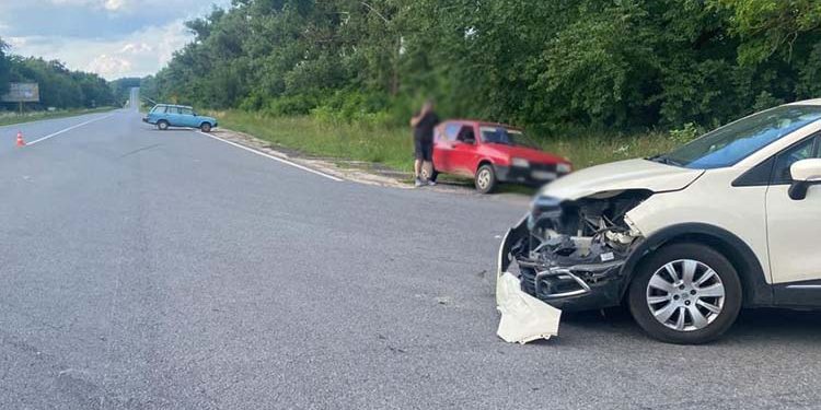 Госпіталізували потерпілого: автівки зіткнулися на Чортківщині