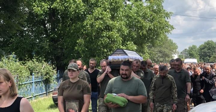 Із солдатом Дмитром Дзебчуком попрощалися у Микулинецькій громаді