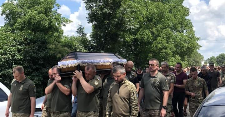 Із солдатом Дмитром Дзебчуком попрощалися у Микулинецькій громаді