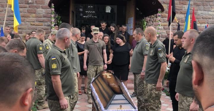 Із солдатом Дмитром Дзебчуком попрощалися у Микулинецькій громаді