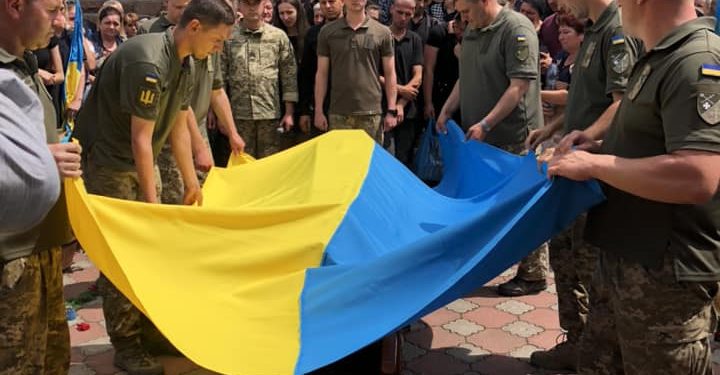Із солдатом Дмитром Дзебчуком попрощалися у Микулинецькій громаді