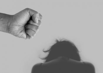 У Тернополі чоловік приревнував і побив дружину за слова “тихо, тихо, мій дзвонить”