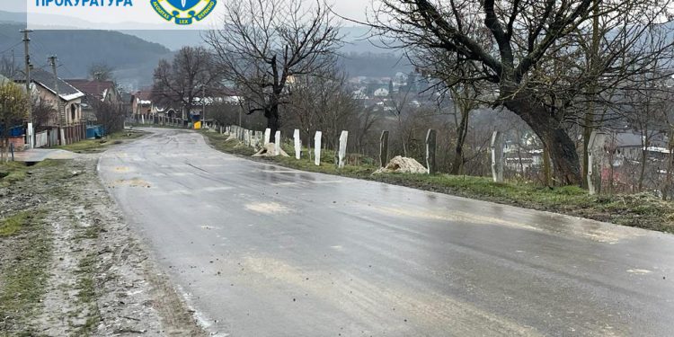Підряднику з будівництва доріг на Тернопільщині оголосили підозру у видачі підроблених документів і заволодінні майном