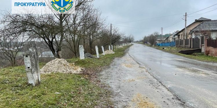 Підряднику з будівництва доріг на Тернопільщині оголосили підозру у видачі підроблених документів і заволодінні майном