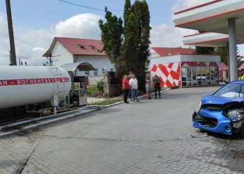 Легковик вдарився об цистерну з газом неподалік Тернополя