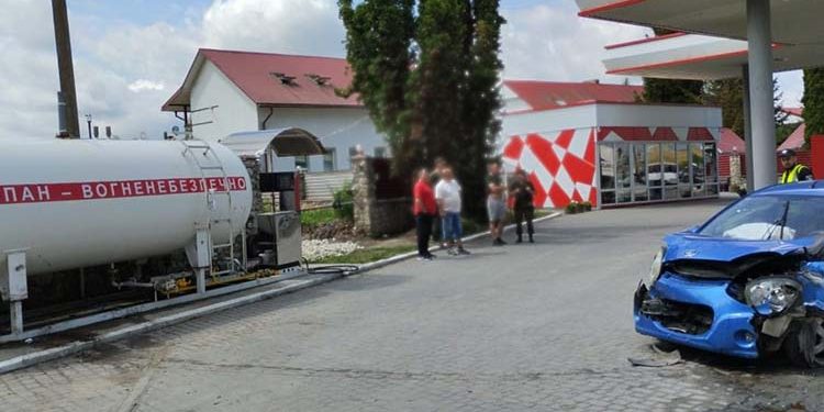 Легковик вдарився об цистерну з газом неподалік Тернополя