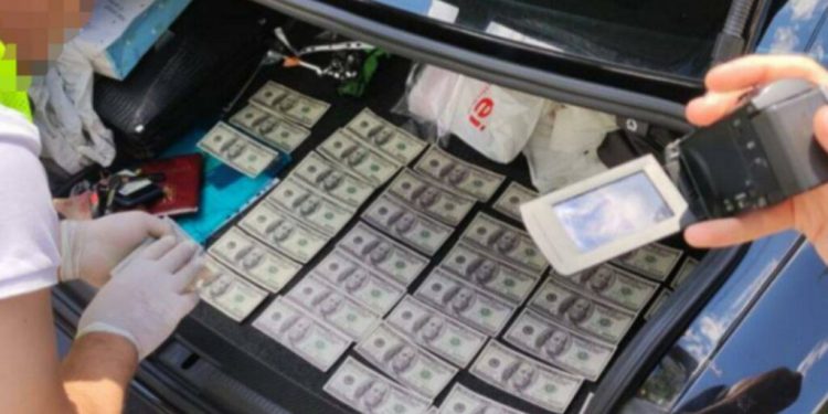 Ворожка з Тернопільщини разом з київським адвокатом видурювали гроші у жителя Буковини