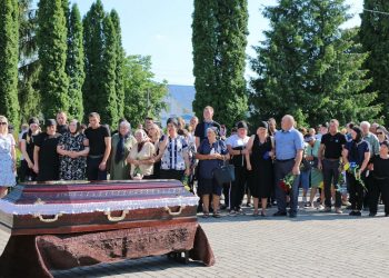 Із воїном Олегом Ярмолюком прощаються у Шумській громаді