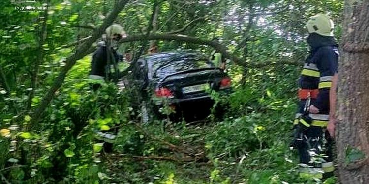 Автомобіль діставали з кювету, є потерпілі: аварія на Тернопільщині