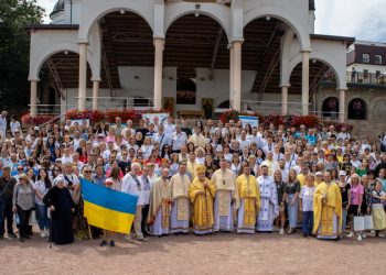 400 волонтерів Карітасу молилися у Зарваниці