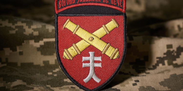 Тернопільський військовий передав Володимиру Зеленському свій шеврон