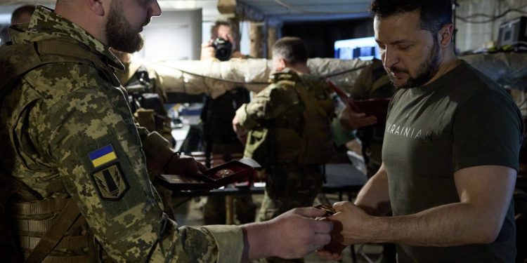 Тернопільський військовий передав Володимиру Зеленському свій шеврон