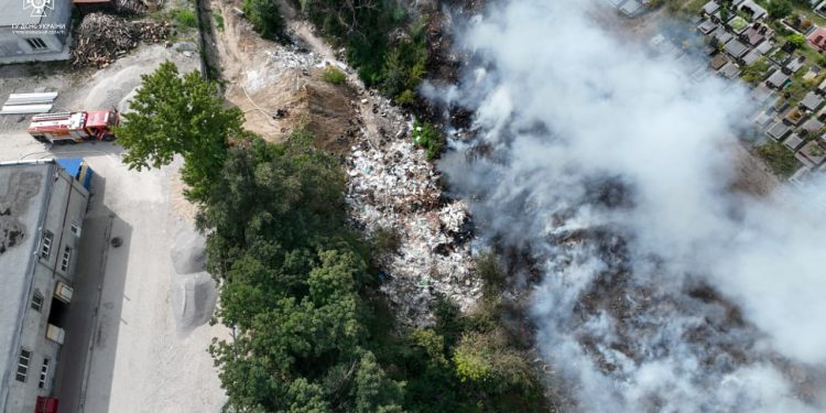 Пожежа виникла неподалік Микулинецького кладовища в Тернополі