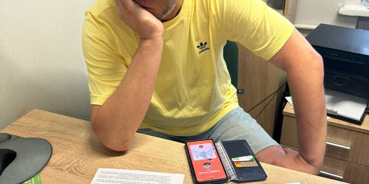 Викрили тернополянина, який за 10 тис. доларів допомагав “відкосити” від служби у ЗСУ