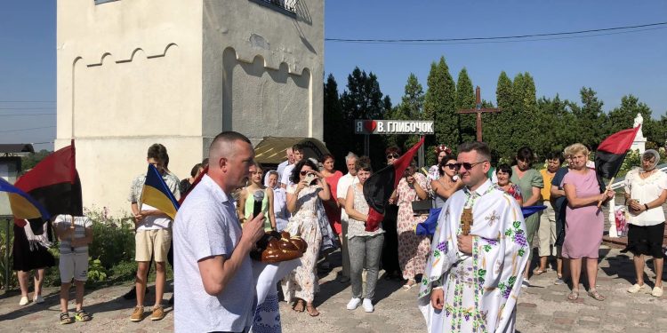 Як після полону зустріли воїна у селі на Тернопільщині (ФОТО)