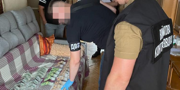 Викрили тернополянина, який за 10 тис. доларів допомагав “відкосити” від служби у ЗСУ