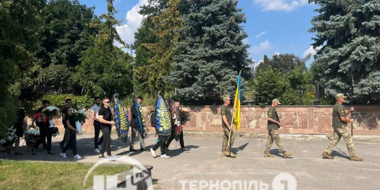 Юного захисника Богдана Сенюка ховають у Тернополі
