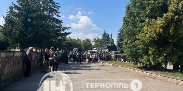 Юного захисника Богдана Сенюка ховають у Тернополі