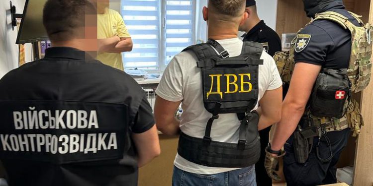 Викрили тернополянина, який за 10 тис. доларів допомагав “відкосити” від служби у ЗСУ