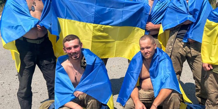 22 українських воїнів повернулися додому з російського полону