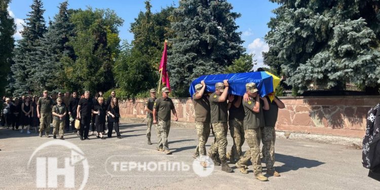 Юного захисника Богдана Сенюка ховають у Тернополі