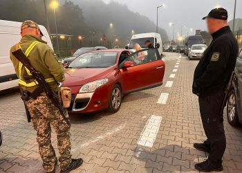 Сховок під ковдрою: громадянка Польщі намагалася перевезти через кордон коханого-українця