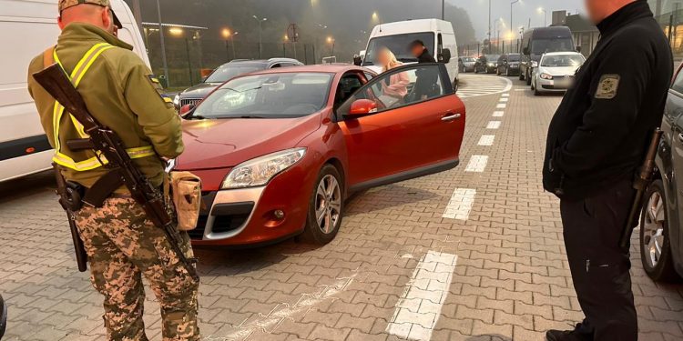 Сховок під ковдрою: громадянка Польщі намагалася перевезти через кордон коханого-українця