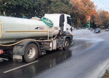 Поливальні машини у спекотні дні курсують у Тернополі