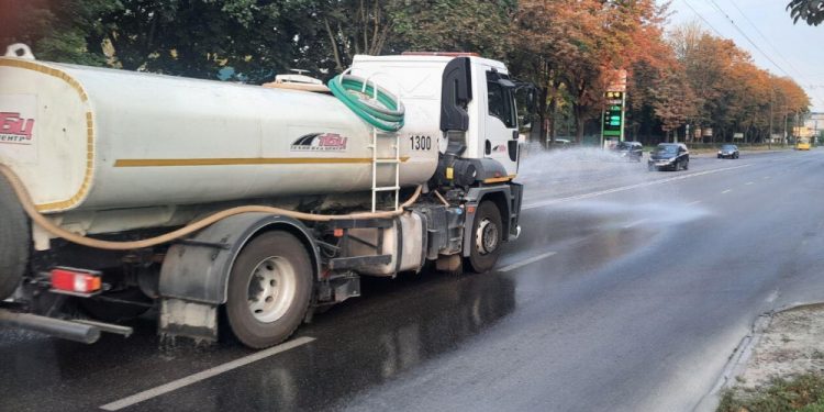Поливальні машини у спекотні дні курсують у Тернополі