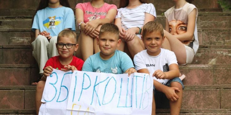 Діти з Бучаччини зібрали гроші для ЗСУ, пригощаючи прочан квасом