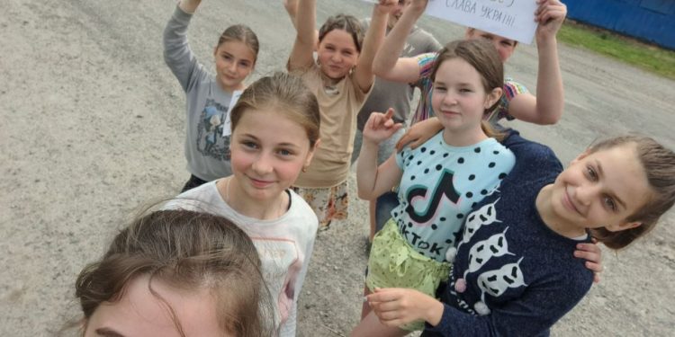 Діти з Бучаччини зібрали гроші для ЗСУ, пригощаючи прочан квасом