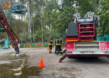 Двоє людей застрягли на оглядовому колесі у Тернополі