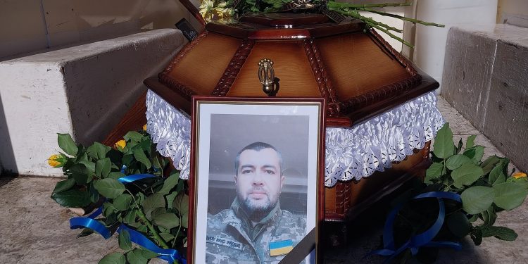 Із військовим Любомиром Люзним прощаються у Борщівській громаді