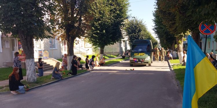 Із військовим Любомиром Люзним прощаються у Борщівській громаді