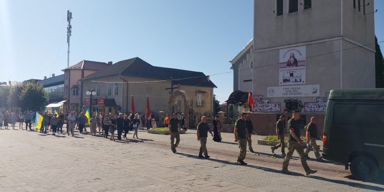 Із військовим Любомиром Люзним прощаються у Борщівській громаді
