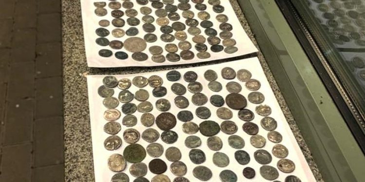 Старовинну колекцію на пів мільйона гривень намагалися вивезти з України