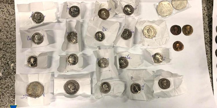 Старовинну колекцію на пів мільйона гривень намагалися вивезти з України