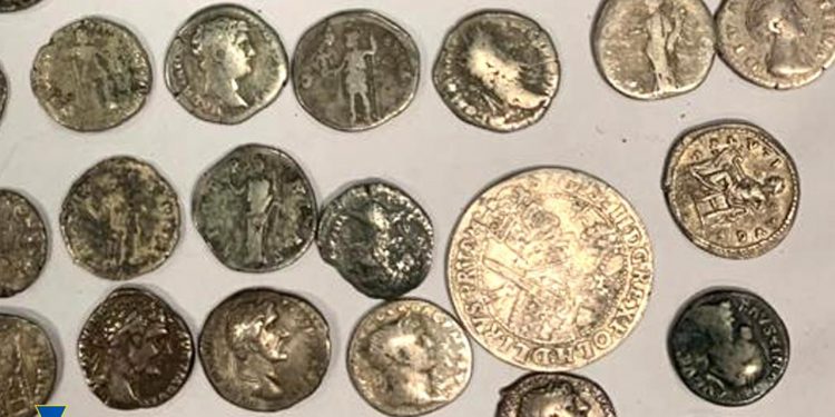 Старовинну колекцію на пів мільйона гривень намагалися вивезти з України